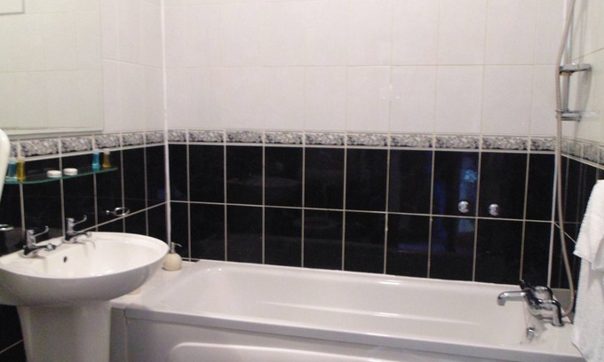London Borough of Hounslow Apartment | 39 Sri Gandha is located in New Bedfont.
