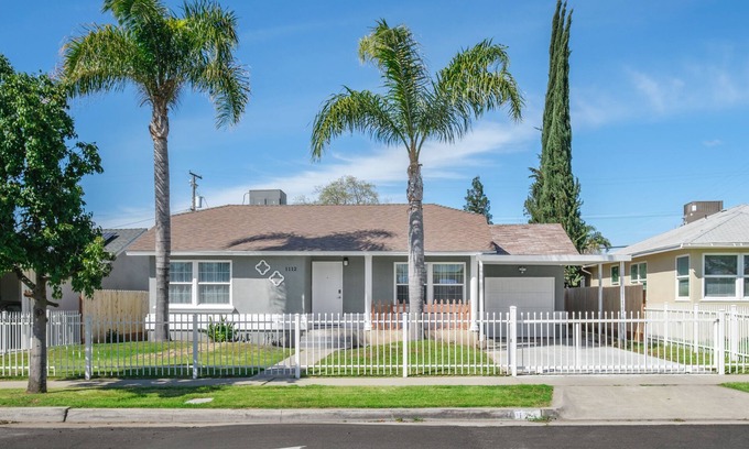 Fresno House | 3B/2Bth Clean, Cozy, Convenient