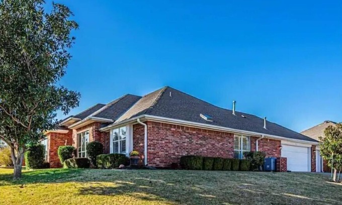 Oklahoma City House | 3BD 2Bath Sleep 8 Tornado shelter Whole home Safe Area