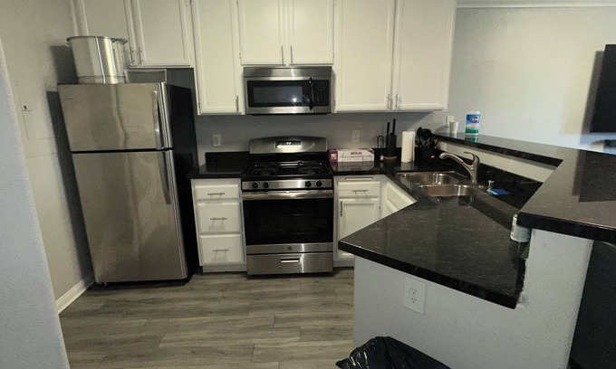Warner Center House | 3BD/3BA/3Parking TownHouse with Jetted Tub/Hot Tub in Master Bedroom !