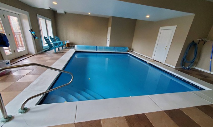 Cosby Cabin | 3bd/4ba on Acre/Indoor Heated Pool/Theater/Hot Tub/Billiards/Wifi/FirePit/Hike