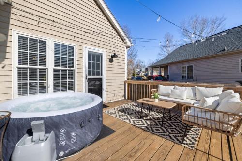 East Raleigh House | 3BD Retreat - Hot Tub & BBQ - Near NCSU & Downtown