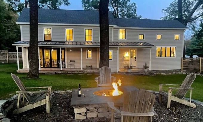 Kerhonkson House | 3BD Samsonville USA: Kerhonkson Modern Farmhouse