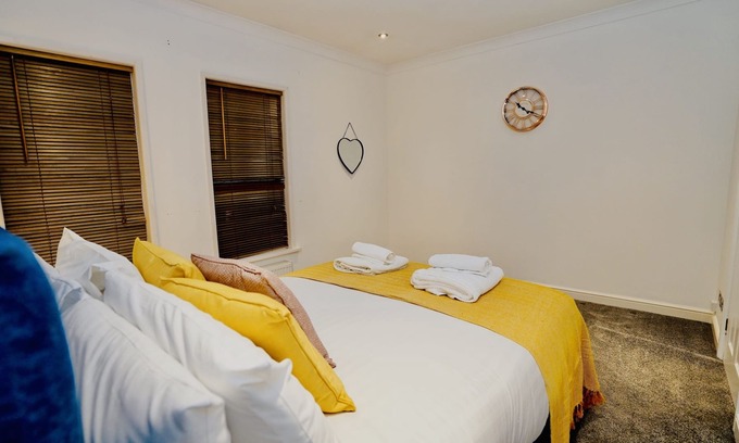 Wolverton House | 3Bed House Free Parking and Garden* Perfect For Family Relocation or Contractor