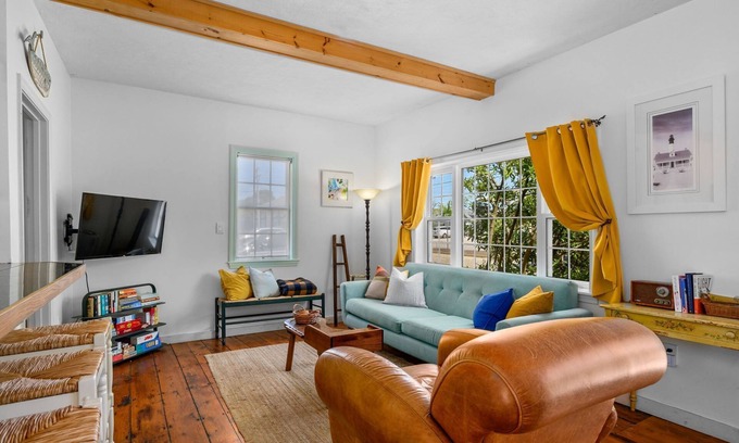 West Harwich House | 3bedroom, 1.5 bathroom carriage house near beach and other amenities