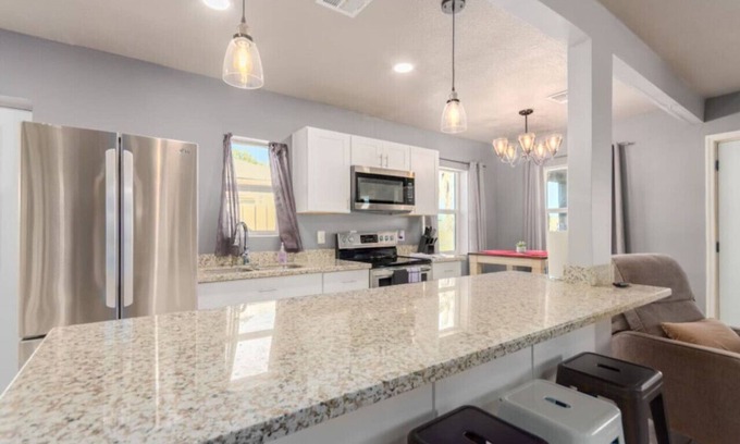 Estrella House | 3Bedroom, 2Bathrooms 5 miles from gcu