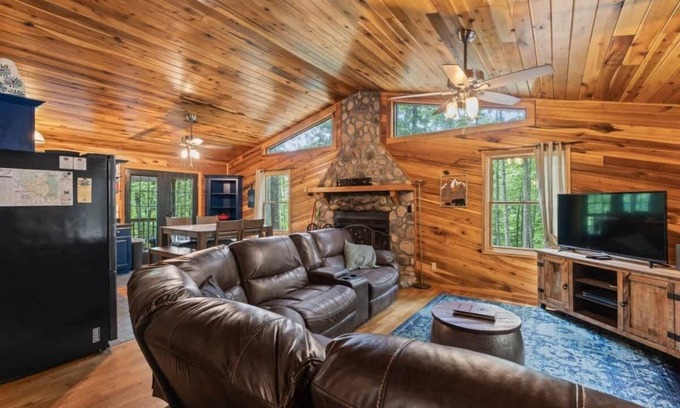 Beattyville Cabin | 3BR 1.5BA w/King Bed/Hot Tub in Heart of RRG!
