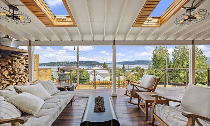 Bryn Mawr-Skyway Apartment | 3BR 2.5BA The Lucille Lake Washington View Retreat