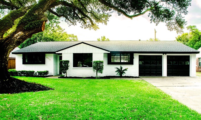 Woodlake - Briar Meadow House | 3BR/2BA Cozy Home Near Galleria/NRG & Hospitals, LA Fitness