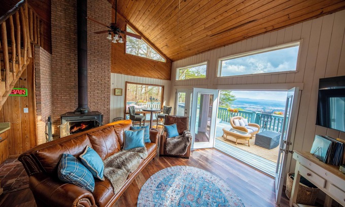 Menlo Cabin | 3BR, 2BA, stunning mtn view, jacuzzi, dry sauna, fire pit, wood burning stove