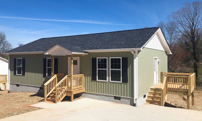 Long View House | 3BR/2BA Stylish & Comfortablen3 Queen Beds