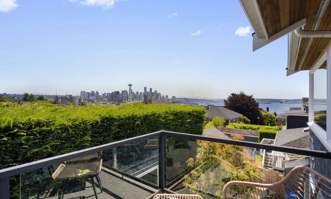 Lower Queen Anne House | 3BR 3BA Kerry Park Retreat in Queen Anne