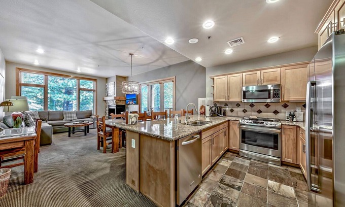Truckee Condo | 3BR, Breakfast/Happy Hour incl, STEPS to Gondola and Spa