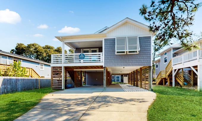 Colington House | 3BR Dog-friendly home near beach w/office, balcony