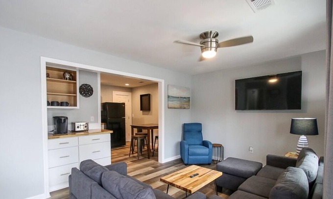 Savannah House | 3BR Duplex,King Adjustable Bed&15 Mins to Downtown