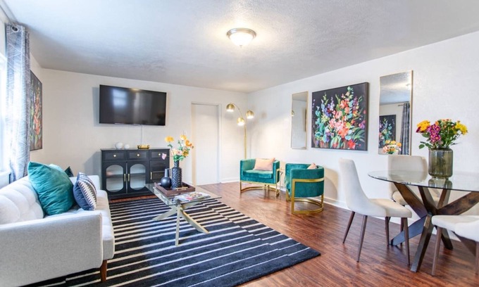 South Side Flats House | 3BR Home | 2-Designated Parking | Up To 10 Guests