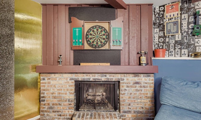Lake Zurich House | 3BR House w/Pickleball, Game Room, Foosball, Arcade, Darts & Grill
