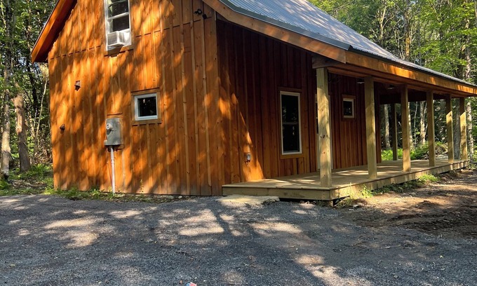 South Rutland Cabin | 3BR Lacona Cabin: AC, Trails Access, Family + Pet-Friendly