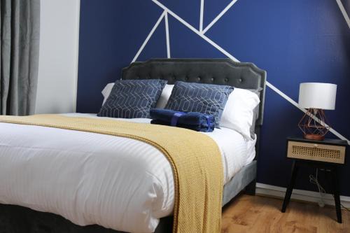 Earls Barton House | 3BR Luxury Stay Near Billing Aquadrome - Elegant 3-Bedrooms One-and-Half Bathrooms Home - Sleeps 8 - Free Parking and Complimentary Access to Billing Aquadrome Holiday Village - 2 nights minimum