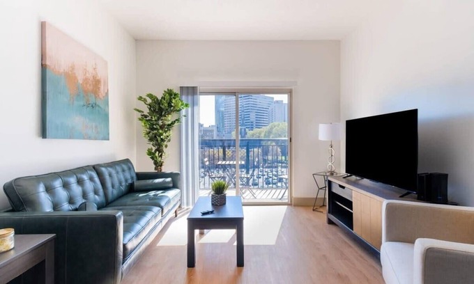 Charlotte Center City Apartment | 3BR Modern Downtown Apartment with Gym & Office
