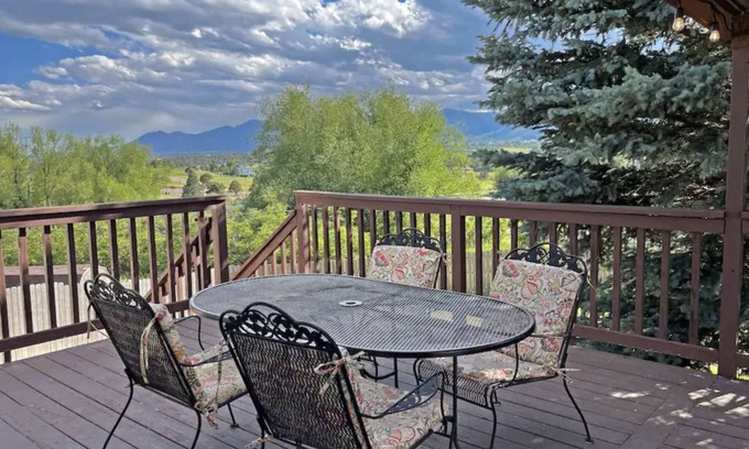Monument House | 3BR Mountain Views! Family/Pet Friendly + Pool Table - 15 min to AFA
