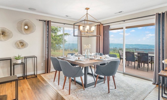 Dundee House | 3BR Oregon Wine Country Home - Vineyard and Mountain Views