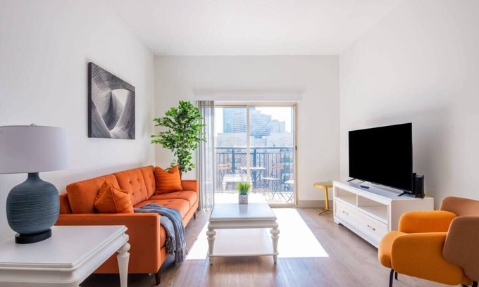 Charlotte Center City Apartment | 3BR Premium Downtown Apartment with Office & Gym
