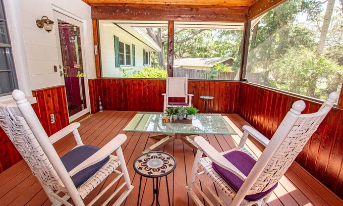 Dade City House | 3BR Retreat w/ Screened Porch, Near Saint Leo Uni, Pet-Friendly, Lake Jovita Golf Club Access