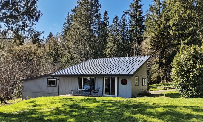 Shelton House | 3br w/beach access, large garden, beautiful views