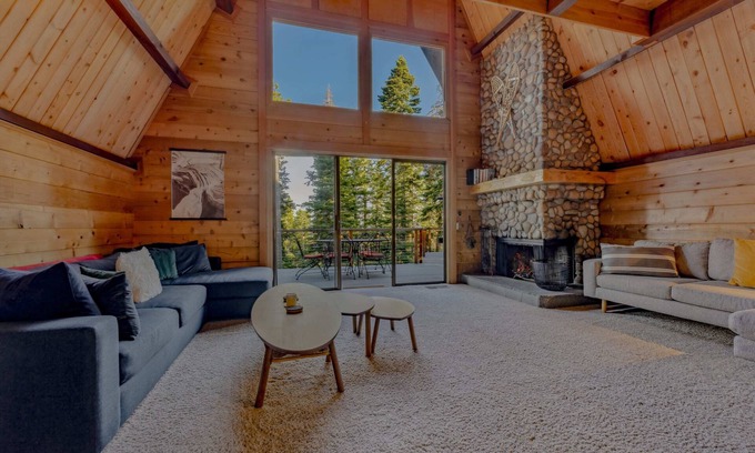 Talmont House | 3BR w/Sauna & Lake Views, 2 miles to Beach