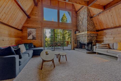 Talmont House | 3BR with Sauna & Lake Views, 2 miles to Beach