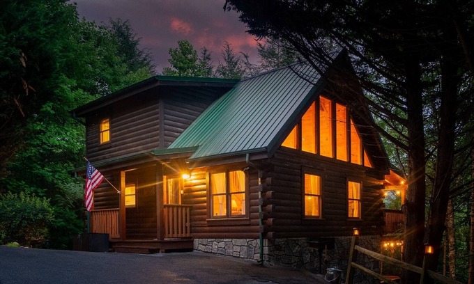 Black Bear Falls Cabin | 3KingSuites 3Mi to Gatlinburg ✔️HotTub✔️PoolTable✔️Arcade✔️