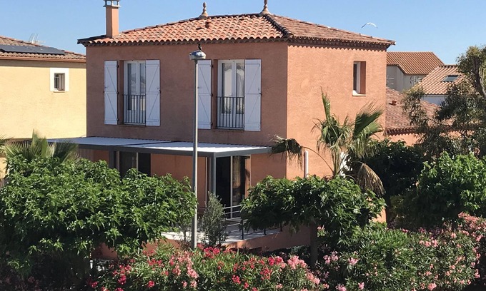 Frontignan Villa | 3mn walk from the beach, VILLA 5 bdrms in private residence between SEA and POND