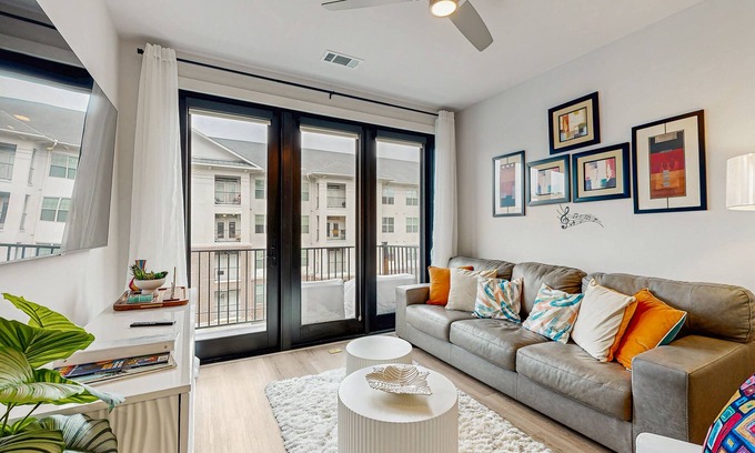 West End Condo | 3rd-floor midtown condo next to Centennial Park with outdoor pool, gym, balcony
