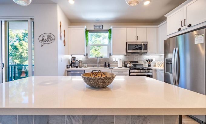Guasti House | 4/5 Bed 4 Bath - Perfect location!