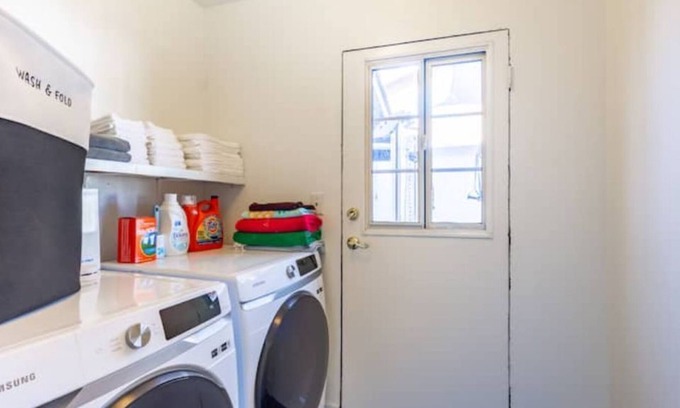 East Whittier House | 4/5 BR near Disney w/ pool, jacuzzi, dry sauna, ice bath, and fully equipped gym