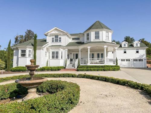 Fallbrook Villa | 4 Acre Villa Estate Private Park, Pool, Spa, 40 foot Waterslide