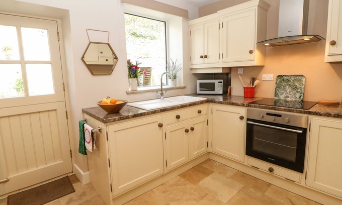 Tideswell Cottage | 4 Alma Road