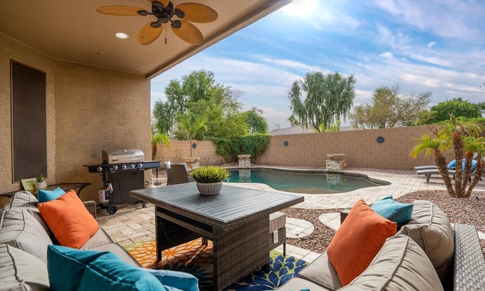Litchfield Park House | 4-Bd/Sleeps 10 with Private Pool & BBQ