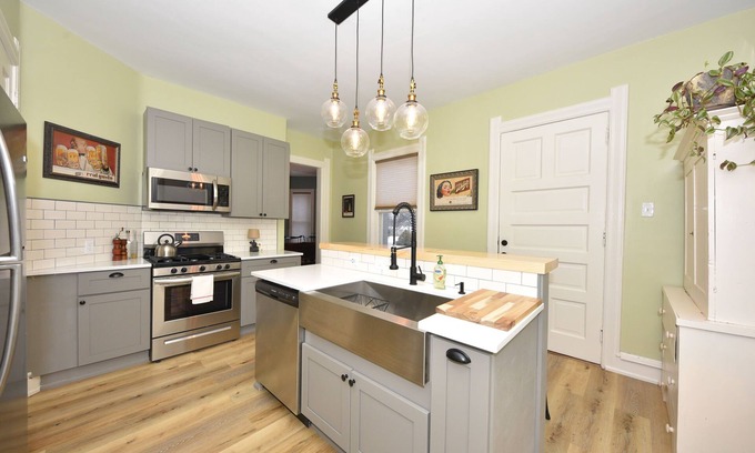 Brewers Hill House | 4 bd Victorian, close to downtown, great for groups and family gatherings