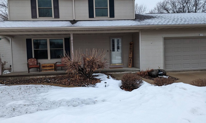 Oshkosh House | 4 Bdrm 3.5 Ba Finished Basement Great for EAA