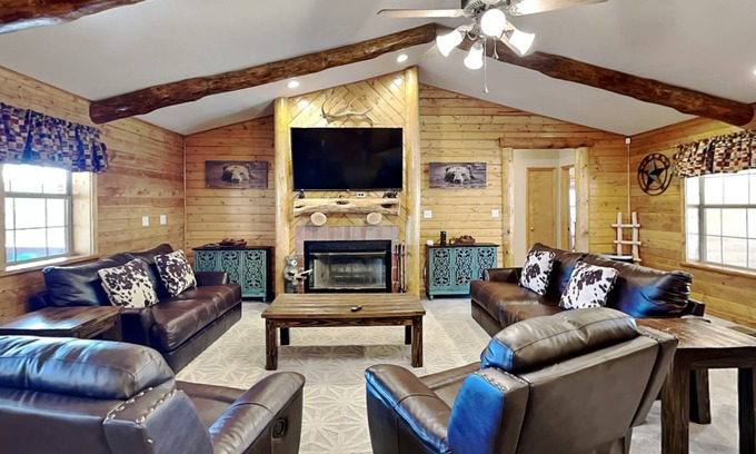 Alto House | 4 Bears 1 Cave | Wooded Views + Private Hot Tub!