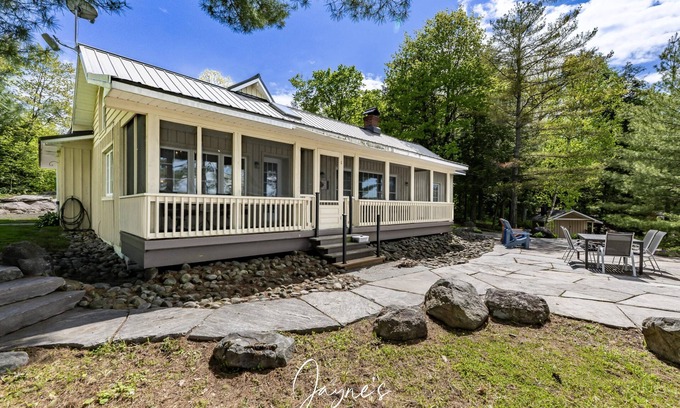 Seguin Cottage | 4 bed 2 bath cottage on Clear Lake