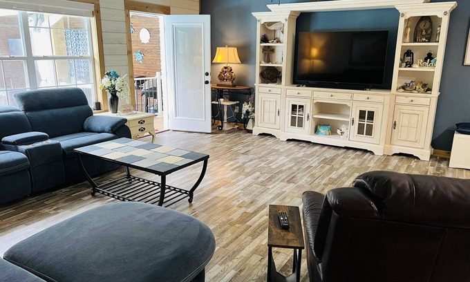 Gulf Breeze House | 4 Bed 2 Bath home w/Private Pool, Hot Tub & Sauna. Close to Beaches!