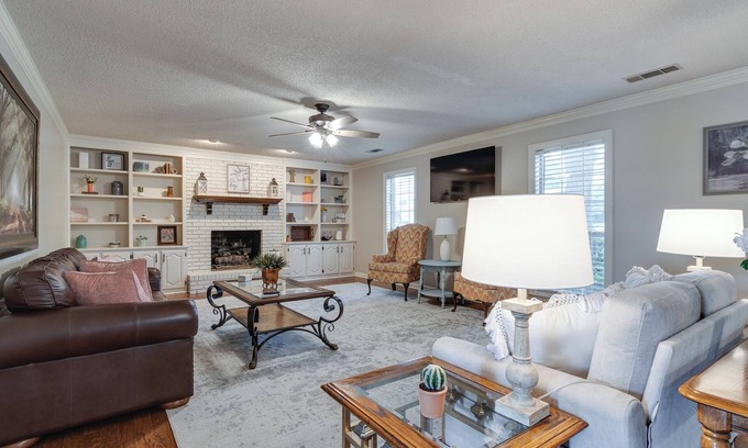Olive Branch House | 4 bed 3 1/2 bath Home Upscale Neighborhood