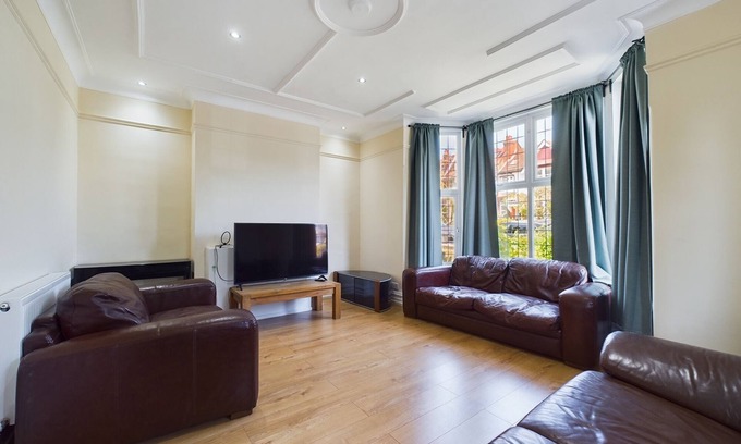 Streatham House | 4 bed | 3 bath | garden | dedicated parking. Close to transport + shops + park.
