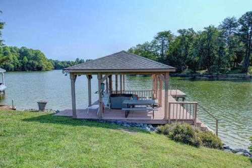 Livingston House | 4 Bed 4 Bath Vacation home in Mineral