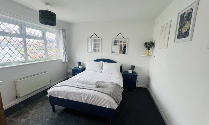 Whitstable House | 4 Bed Bungalow with hot tub , parking for 4 cars, large garden. Dog friendly.