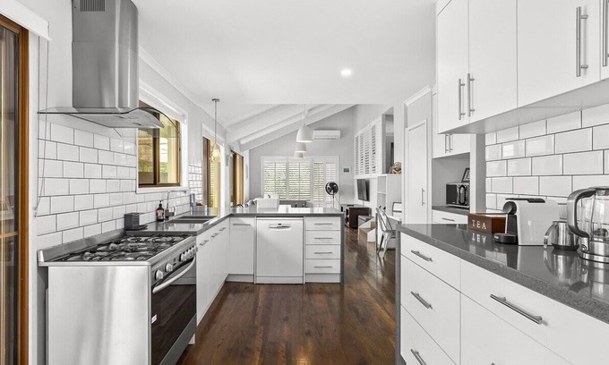 Ferny Hills House | 4-Bed Family Home with Large Entertaining Backyard