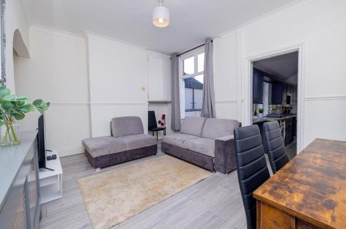 Kettering Apartment | 4-bed house in Kettering for groups and long stays